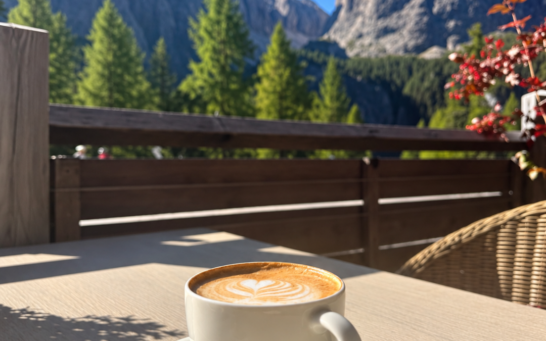 Ein Cappuccino in den Dolomiten, ein bisschen Abstand. Was hat das mit Führung zu tun?
